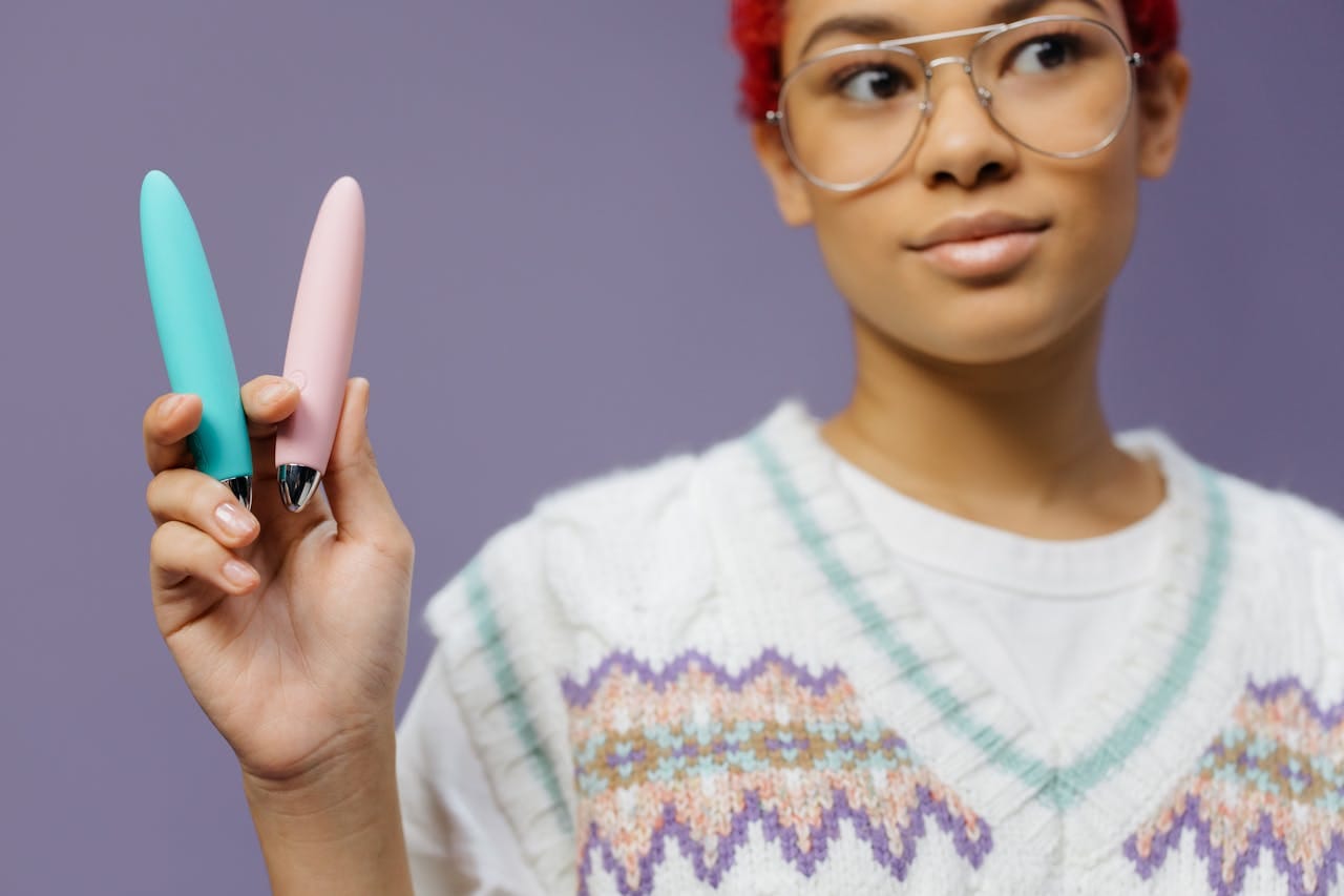 Vrouw met 2 kleine vibrators in hand