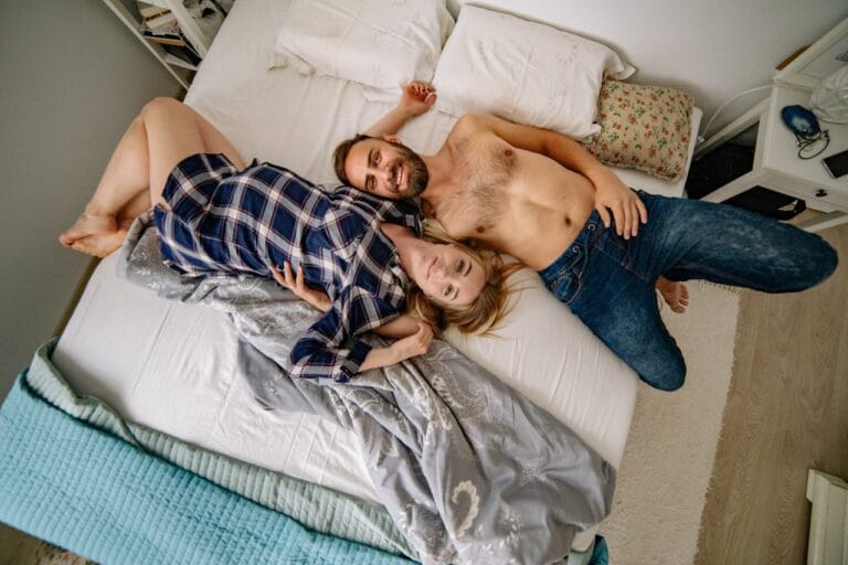 Zwanger koppel op bed